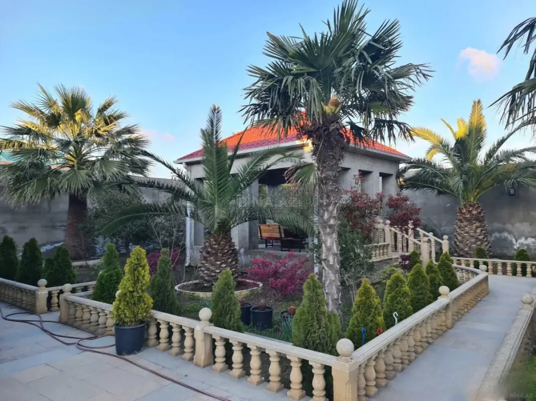 Satılır 10 otaqlı həyət evi 550 m²