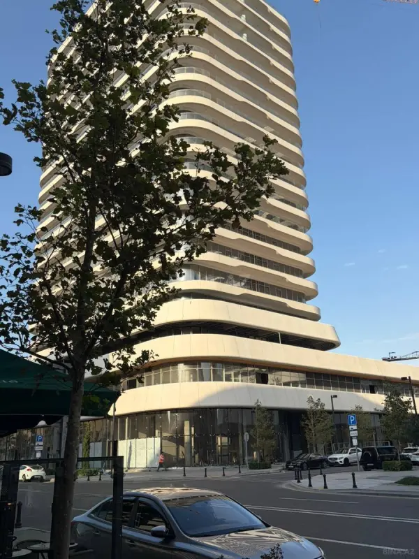 Satılır 4 otaqlı mənzil 215 m²