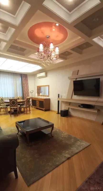 Satılır 4 otaqlı mənzil 185 m²