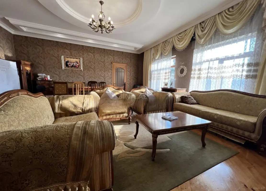 Satılır 9 otaqlı həyət evi 300 m²