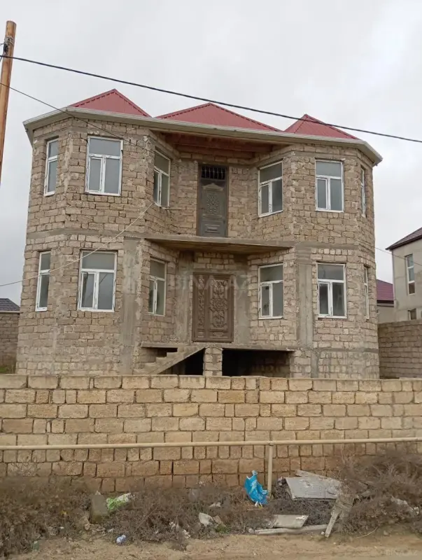 Satılır 8 otaqlı həyət evi 200 m²