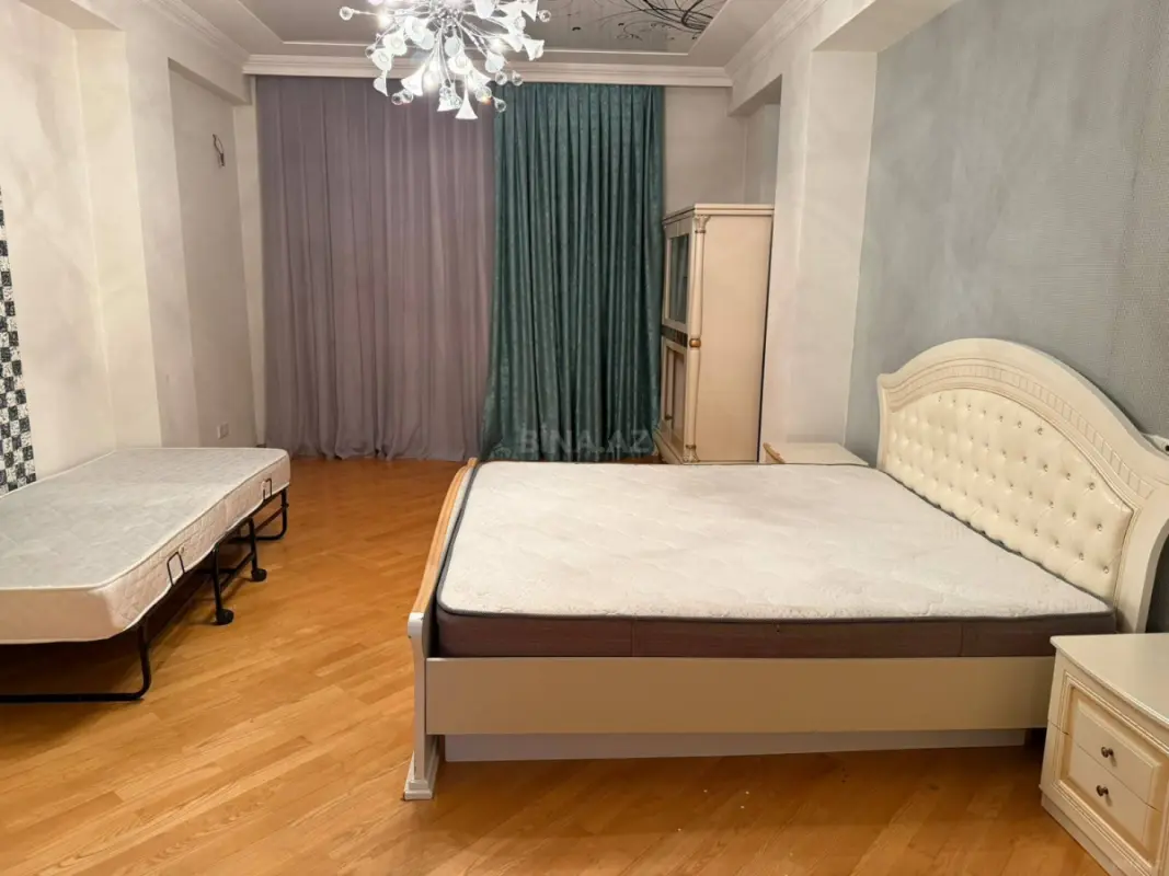 Satılır 4 otaqlı mənzil 130 m²