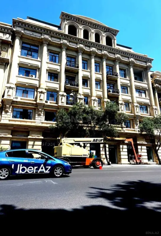 Satılır 4 otaqlı mənzil 130 m²