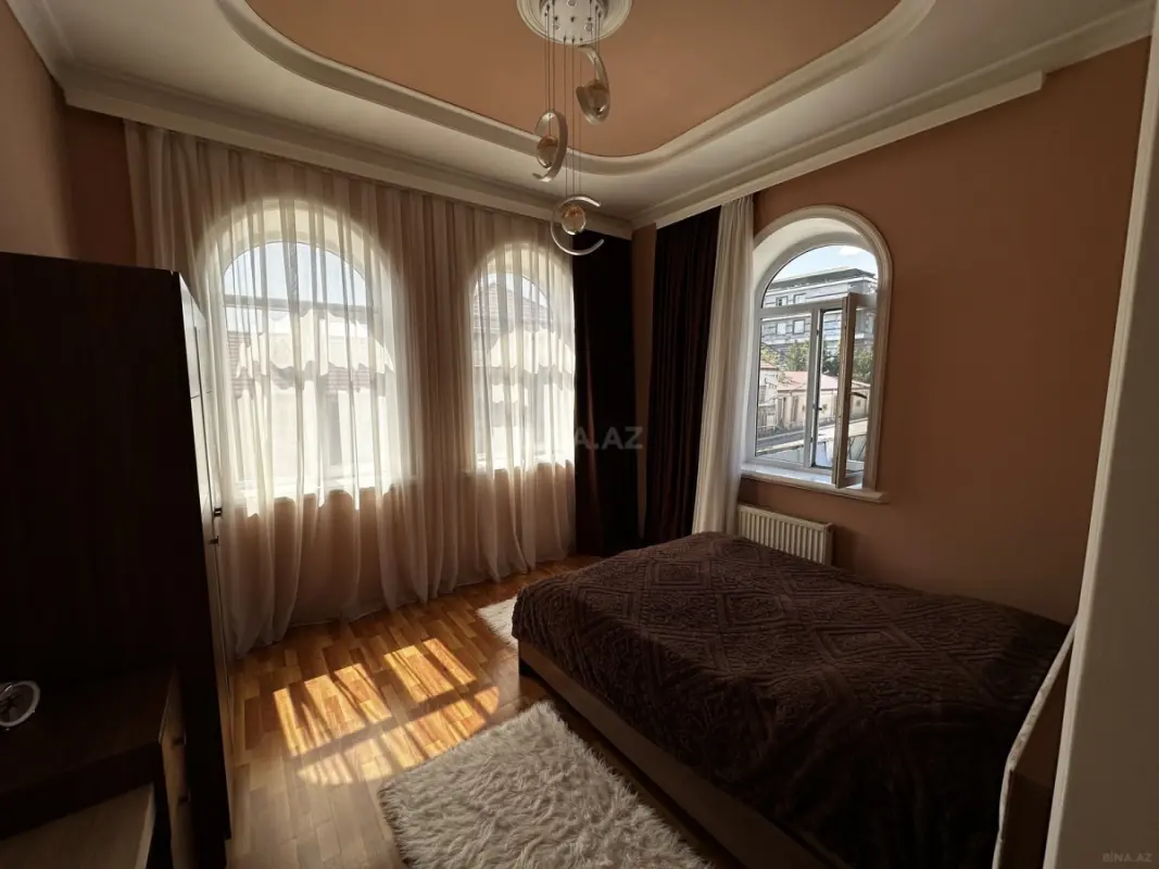 Satılır 5 otaqlı həyət evi 180 m²