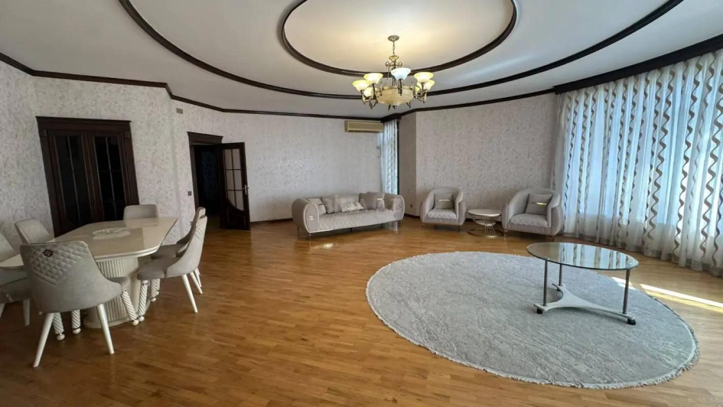 Kirayə verilir 5 otaqlı mənzil 240 m²