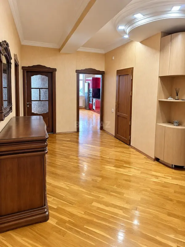 Satılır 3 otaqlı mənzil 130 m²