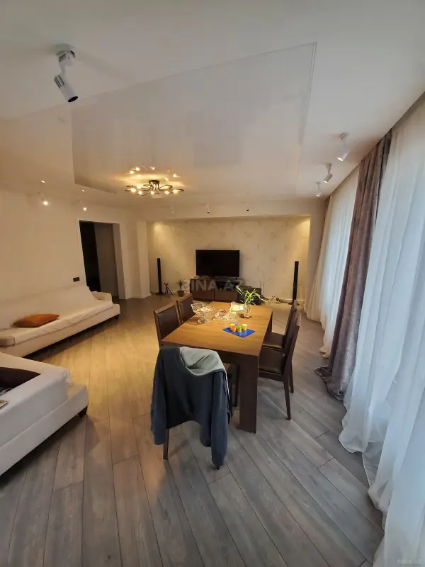 Satılır 5 otaqlı mənzil 330 m²