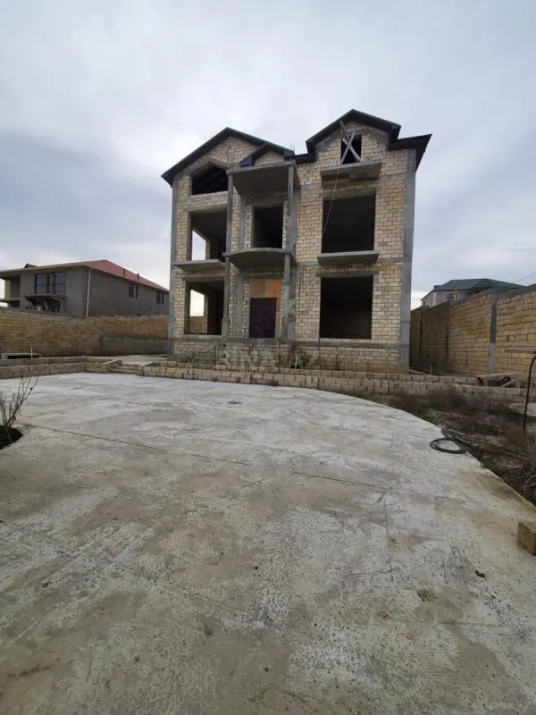 Satılır 12 otaqlı həyət evi 600 m²