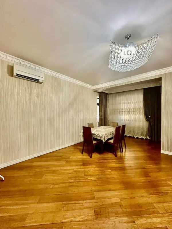 Satılır 4 otaqlı mənzil 210 m²