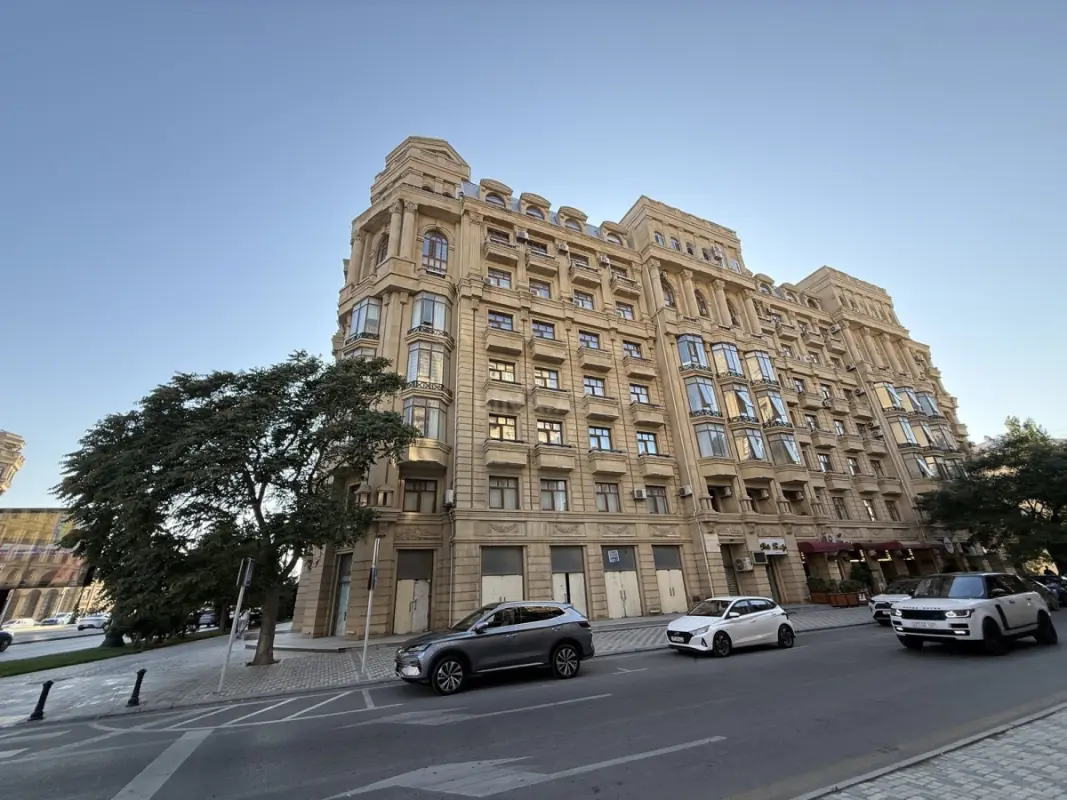 Satılır 4 otaqlı mənzil 160 m²