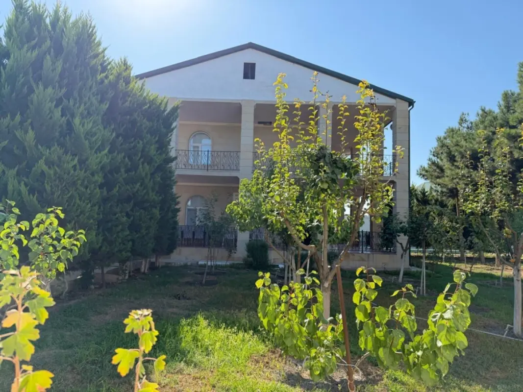 Satılır 6 otaqlı həyət evi 250 m²