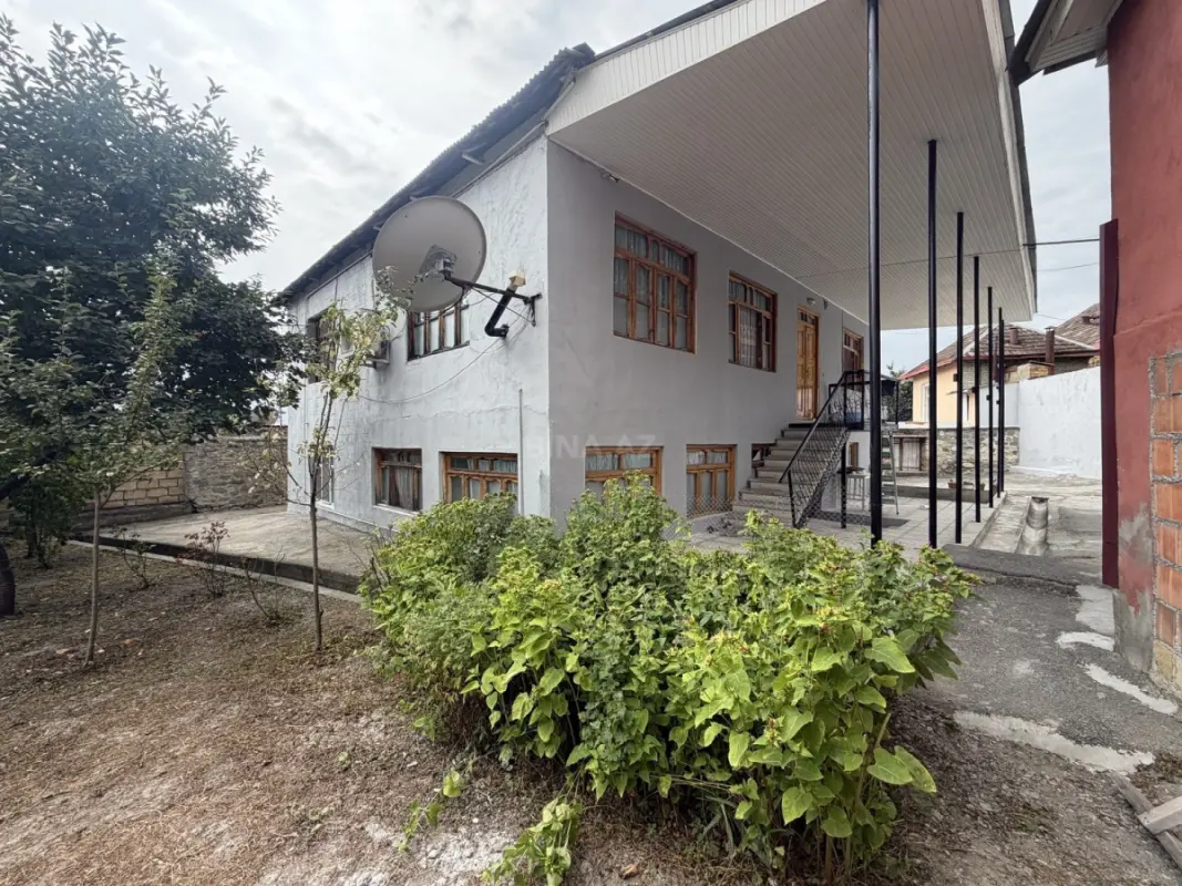 Satılır 9 otaqlı həyət evi 200 m²