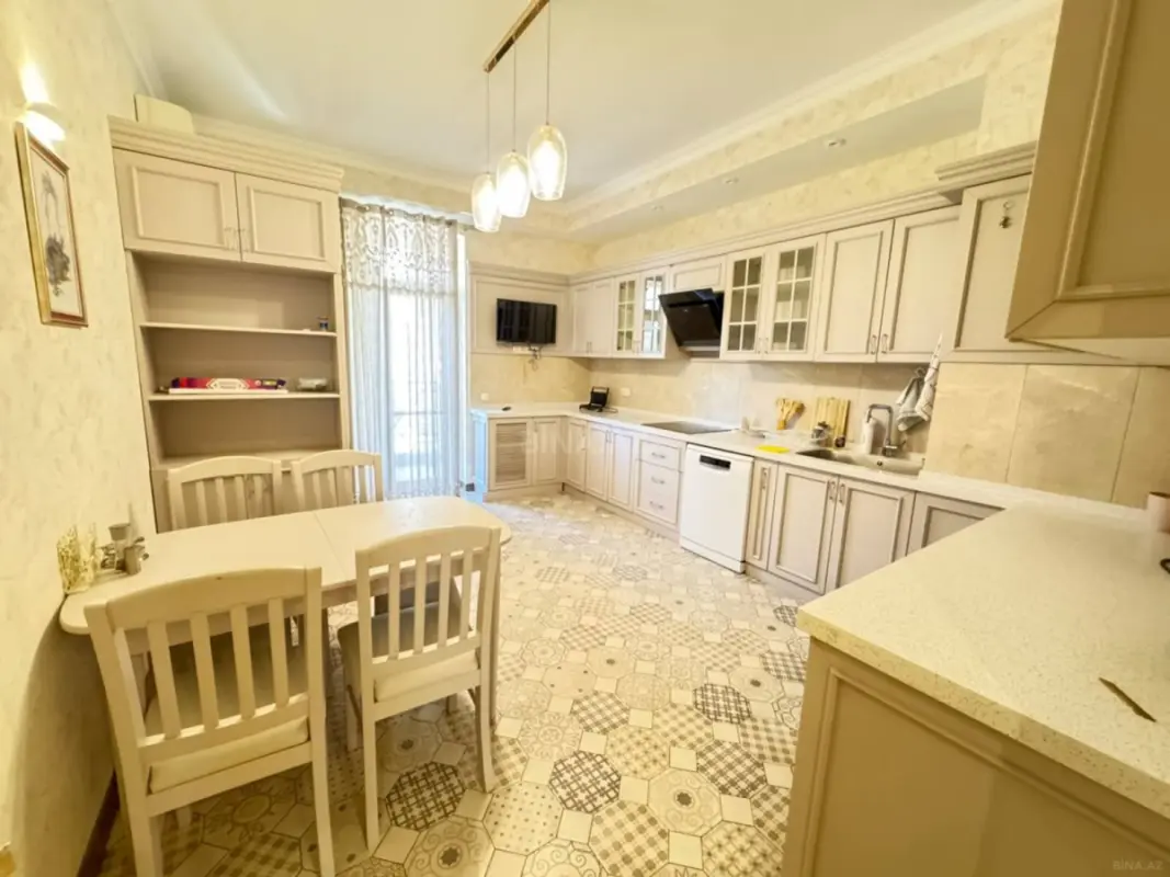 Kirayə verilir 4 otaqlı mənzil 170 m²