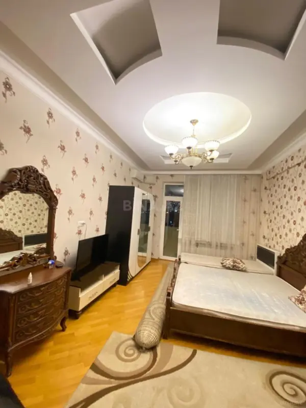 Kirayə verilir 4 otaqlı mənzil 190 m²
