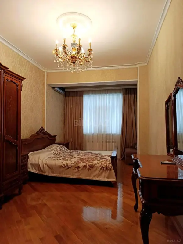 Satılır 4 otaqlı mənzil 210 m²