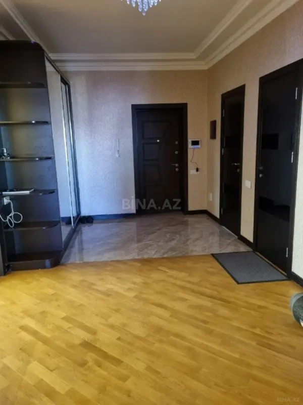 Satılır 4 otaqlı mənzil 185 m²