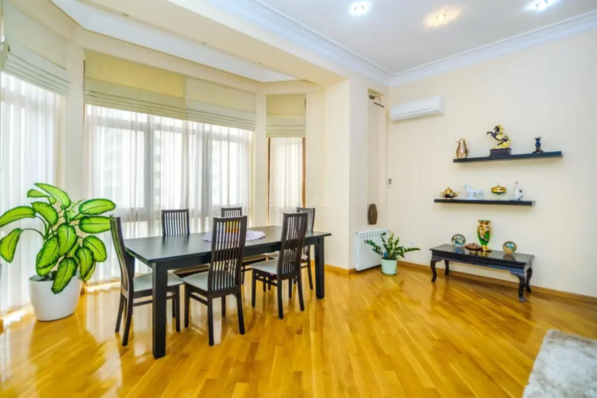 Kirayə verilir 3 otaqlı mənzil 170 m²