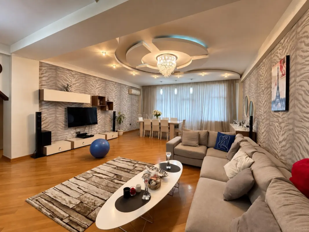 Satılır 5 otaqlı mənzil 205 m²