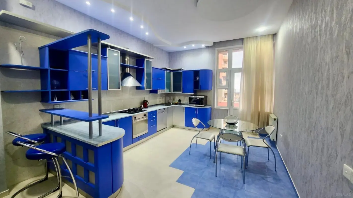 Kirayə verilir 5 otaqlı mənzil 210 m²