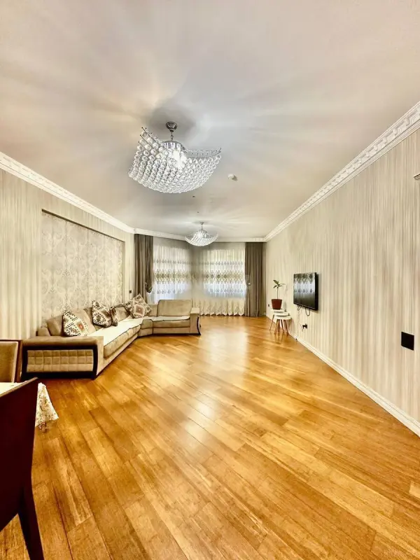 Satılır 4 otaqlı mənzil 210 m²