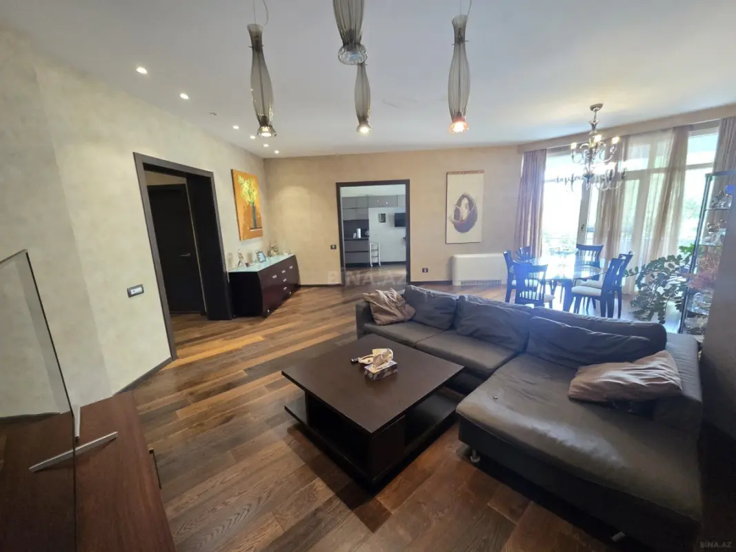 Satılır 4 otaqlı mənzil 220 m²