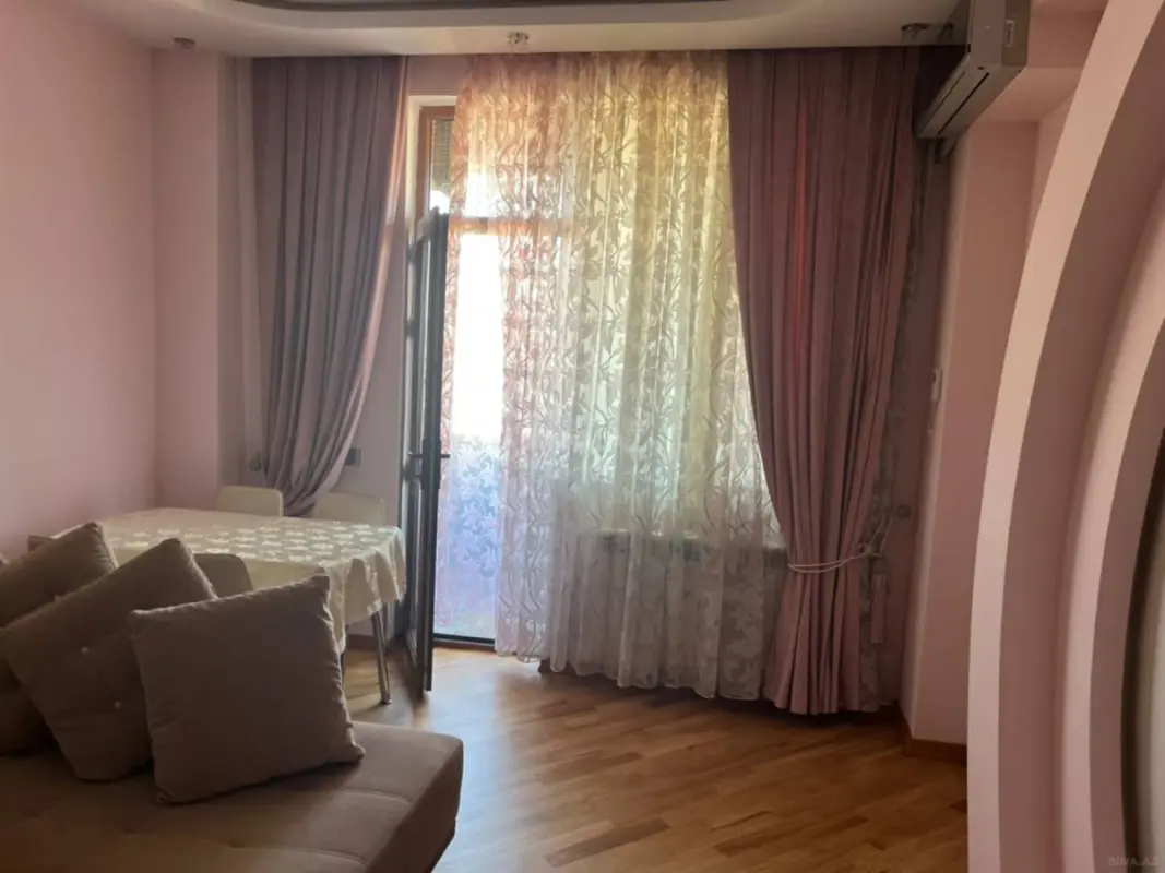 Kirayə verilir 2 otaqlı mənzil 90 m²