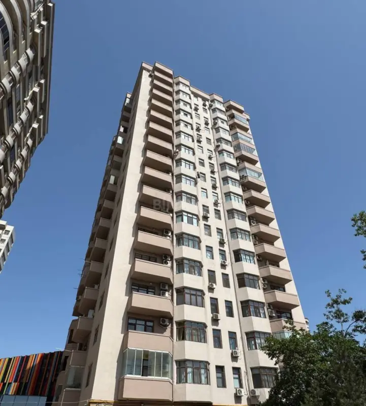Satılır 4 otaqlı mənzil 210 m²