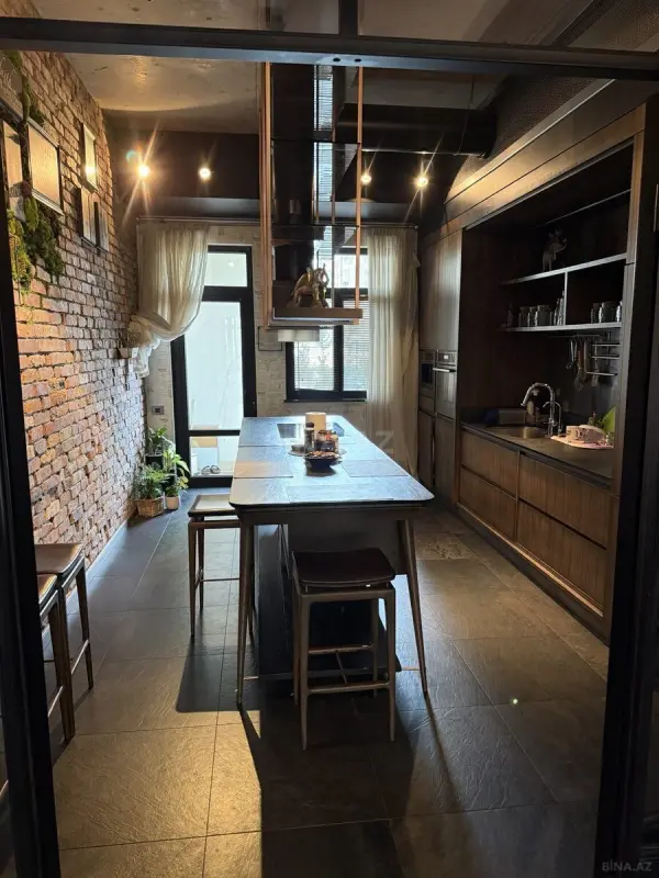 Satılır 4 otaqlı mənzil 198 m²