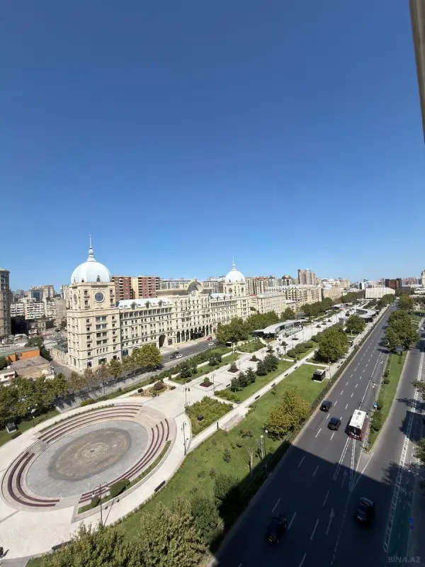 Satılır 4 otaqlı mənzil 246 m²