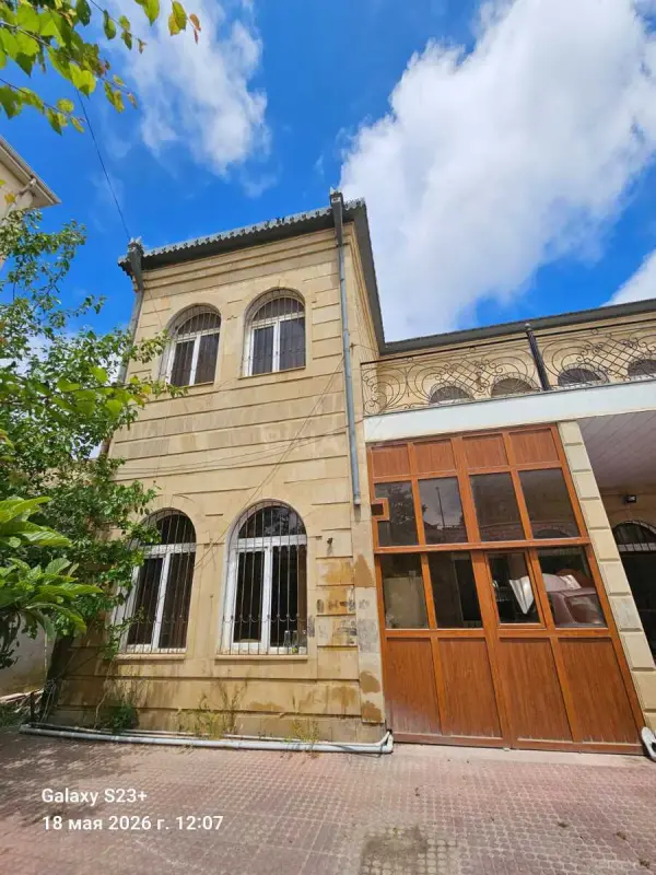 Satılır 7 otaqlı həyət evi 377 m²