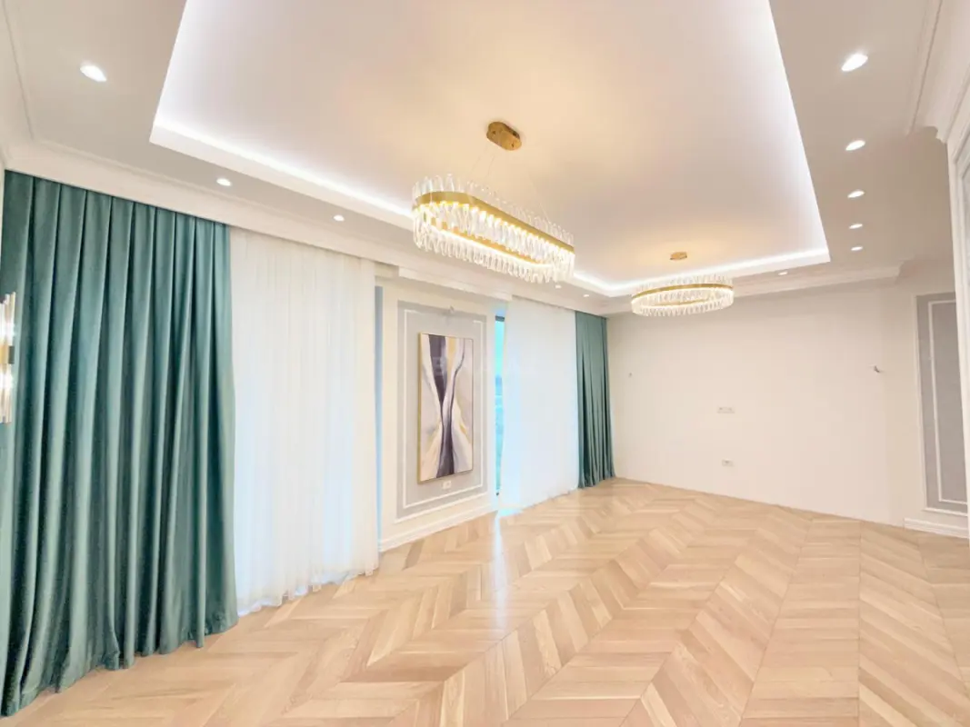 Satılır 4 otaqlı mənzil 180 m²