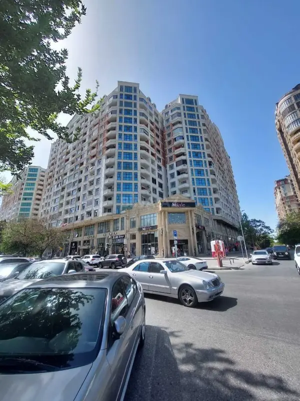 Satılır 3 otaqlı mənzil 125 m²