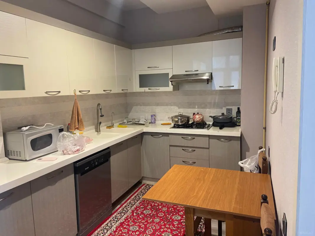 Satılır 4 otaqlı mənzil 142 m²