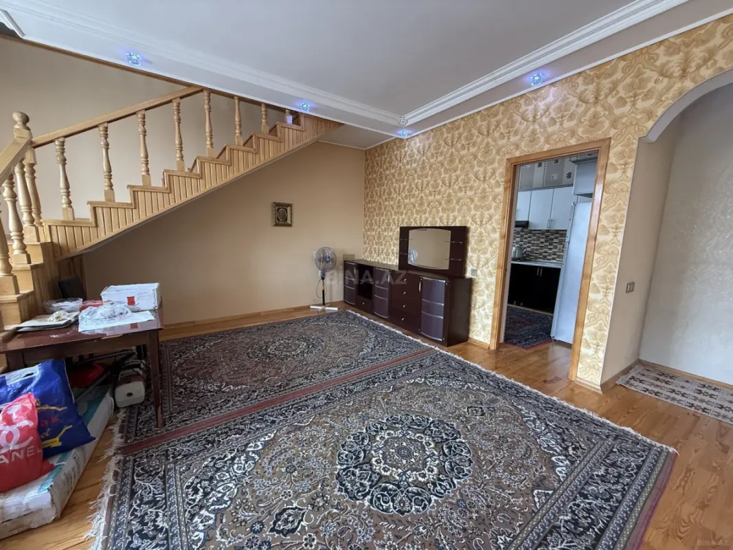 Satılır 5 otaqlı həyət evi 200 m²