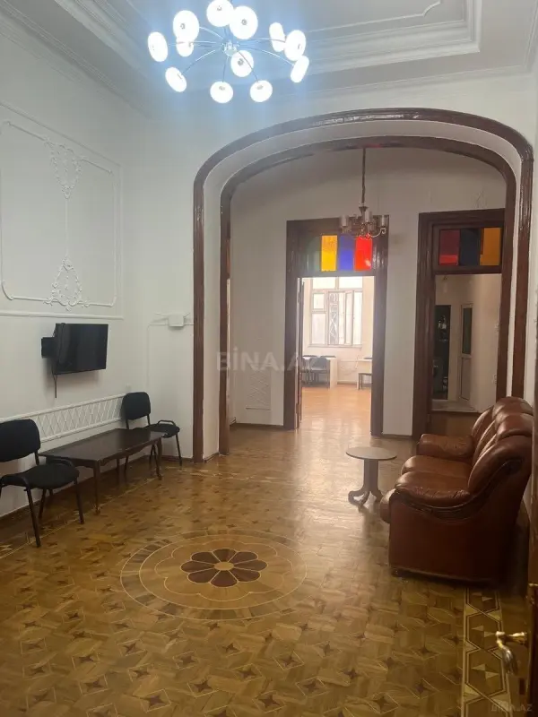 Kirayə verilir 8 otaqlı mənzil 200 m²