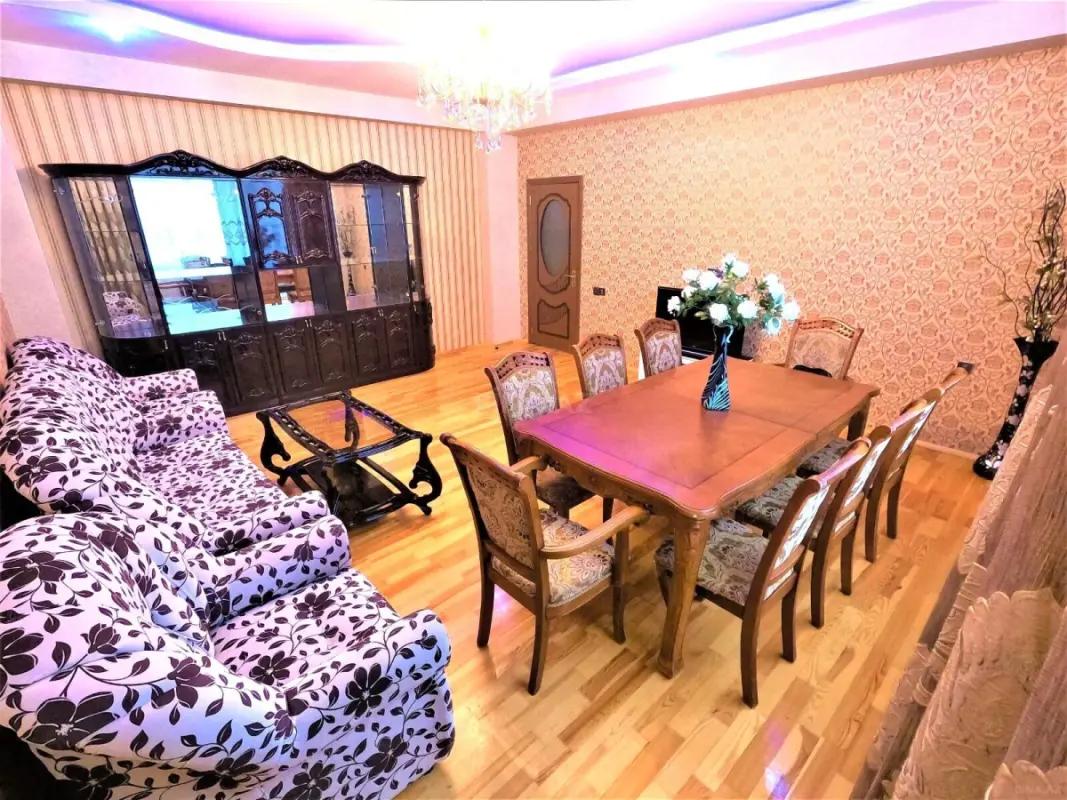 Kirayə verilir 3 otaqlı mənzil 150 m²