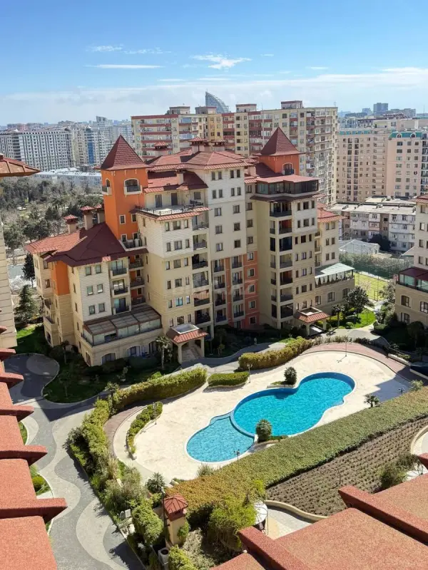 Satılır 7 otaqlı mənzil 440 m²