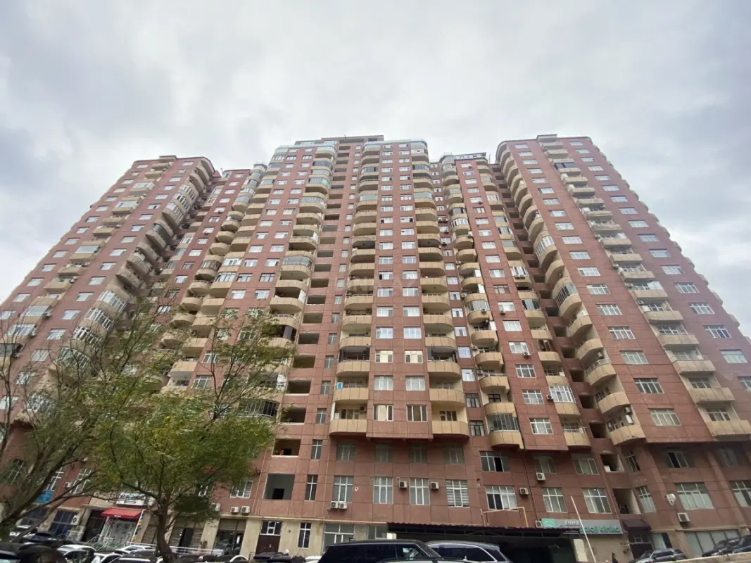 Satılır 4 otaqlı mənzil 240 m²