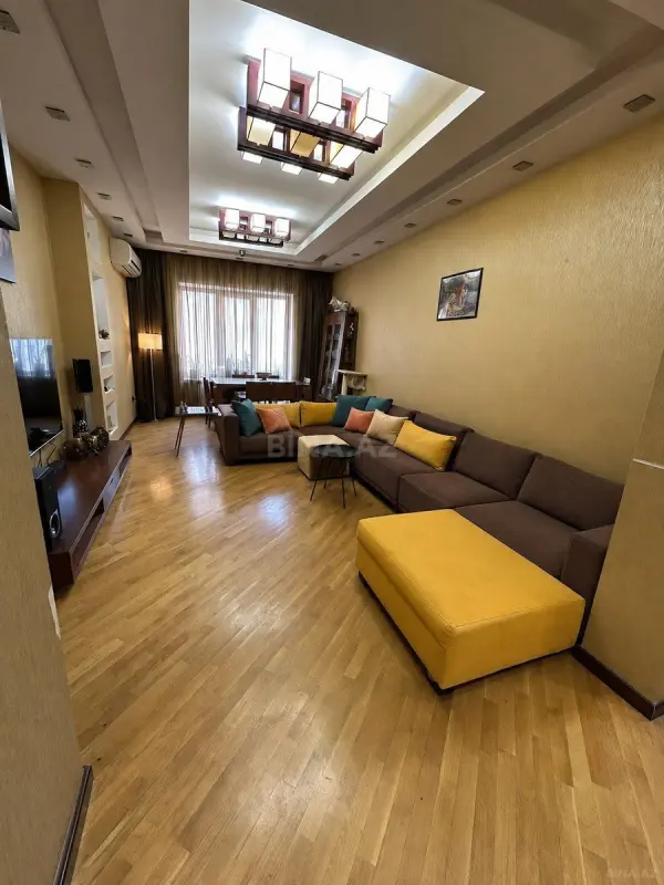 Satılır 3 otaqlı mənzil 117 m²