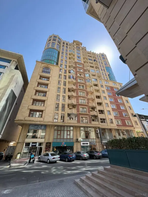 Satılır 4 otaqlı mənzil 230 m²
