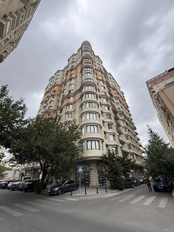 Satılır 3 otaqlı mənzil 118 m²