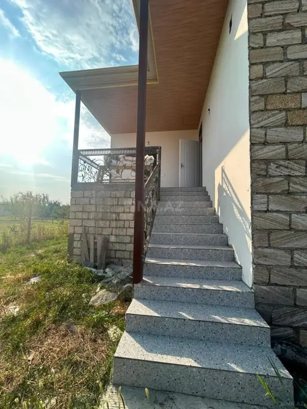 Satılır 8 otaqlı həyət evi 100 m²