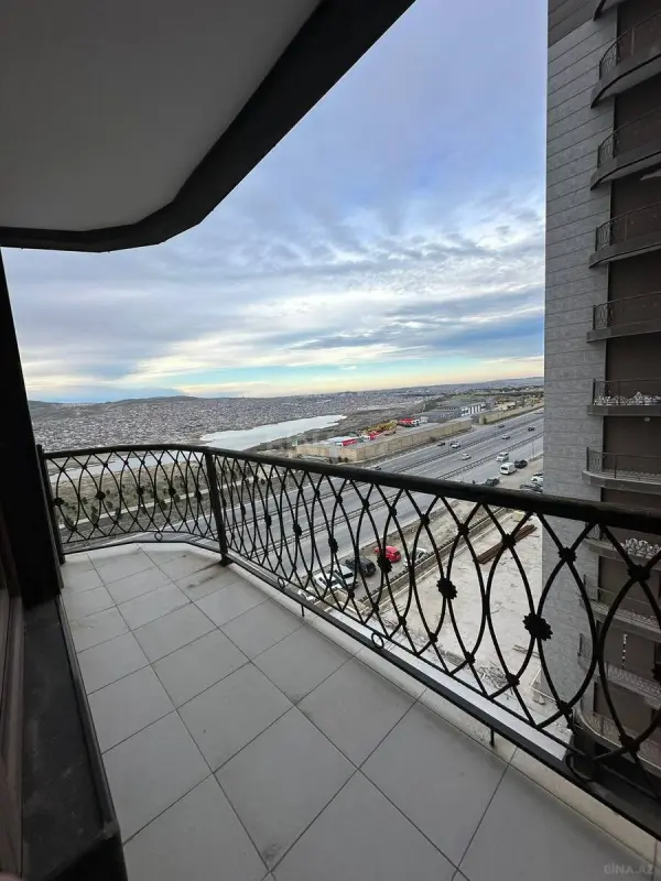 Satılır 3 otaqlı mənzil 121 m²