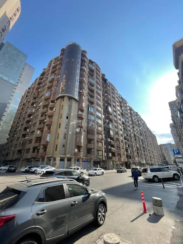 Satılır 4 otaqlı mənzil 137 m²