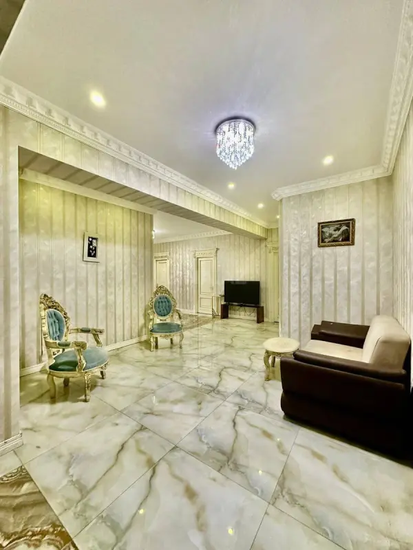 Satılır 4 otaqlı mənzil 210 m²