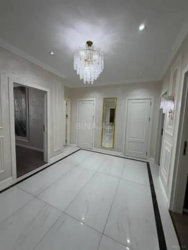 Satılır 4 otaqlı mənzil 130 m²