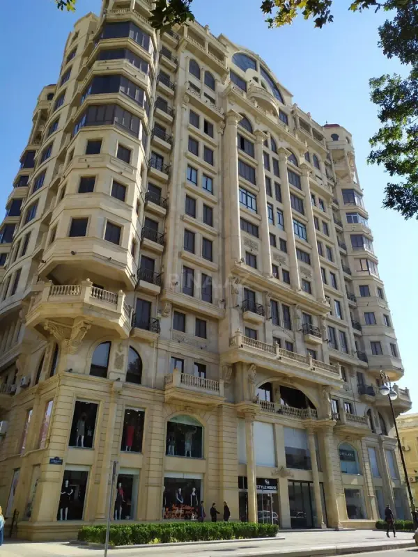 Satılır 4 otaqlı mənzil 278 m²