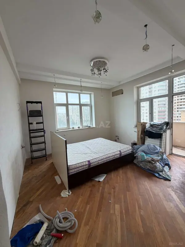 Satılır 3 otaqlı mənzil 145 m²