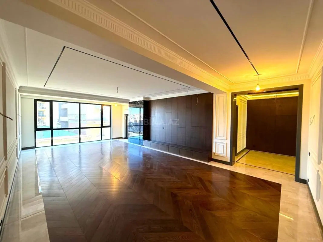 Satılır 4 otaqlı mənzil 225 m²
