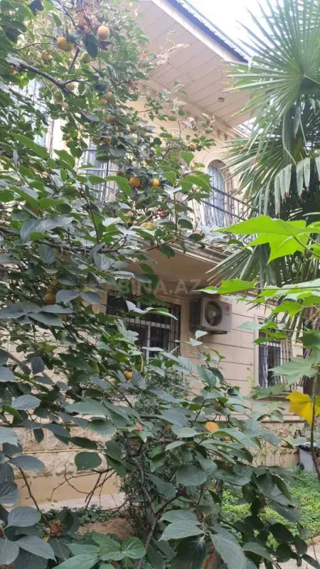 Satılır 6 otaqlı həyət evi 250 m²